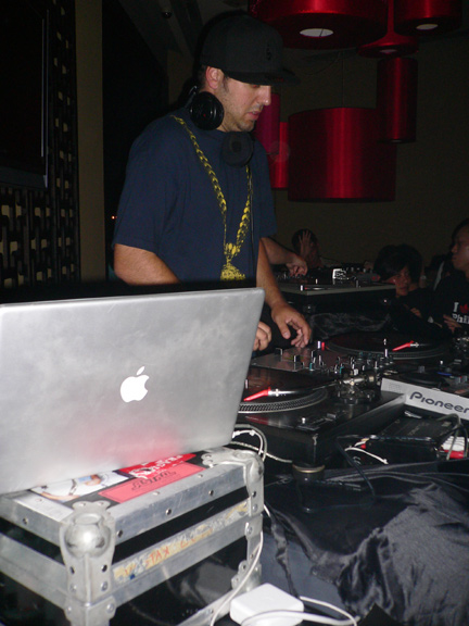 Operating dual Serato’s and 1200’s
