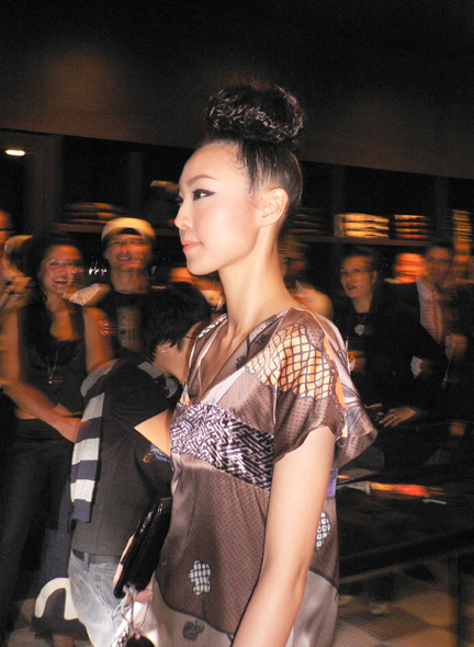 Carrie Chiu looks like a princess here, so elegant!