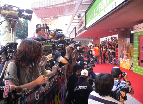 Papparrazi at Heavenly Kings premiere