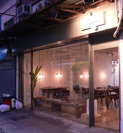 Kapok on a normal night, with no exhibition.