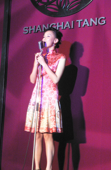 Huang Ling, a model in the show, and a new singer