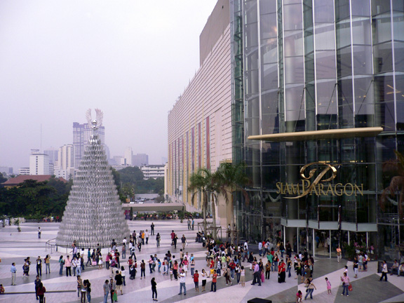 The front entrance to the Siam Paragon On my last day in Bangkok I decided