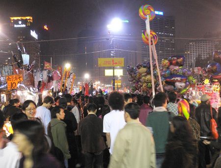 CNY Throngs2