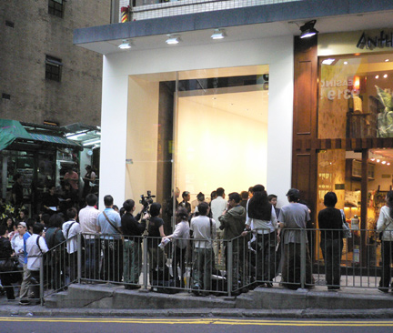 FIL store crowd