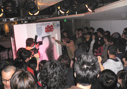 Kspray3CrowdWatchingLondon