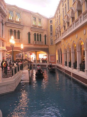 Venetian_Macau_casino_shops.jpg