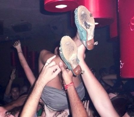 crowd surf Dragon i Hong K