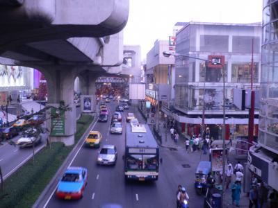 Suhkumvit Rd dividing Siam Square right, from the 3 huge shopping malls, left