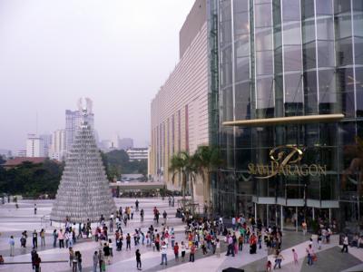 The front entrance to the Siam Paragon